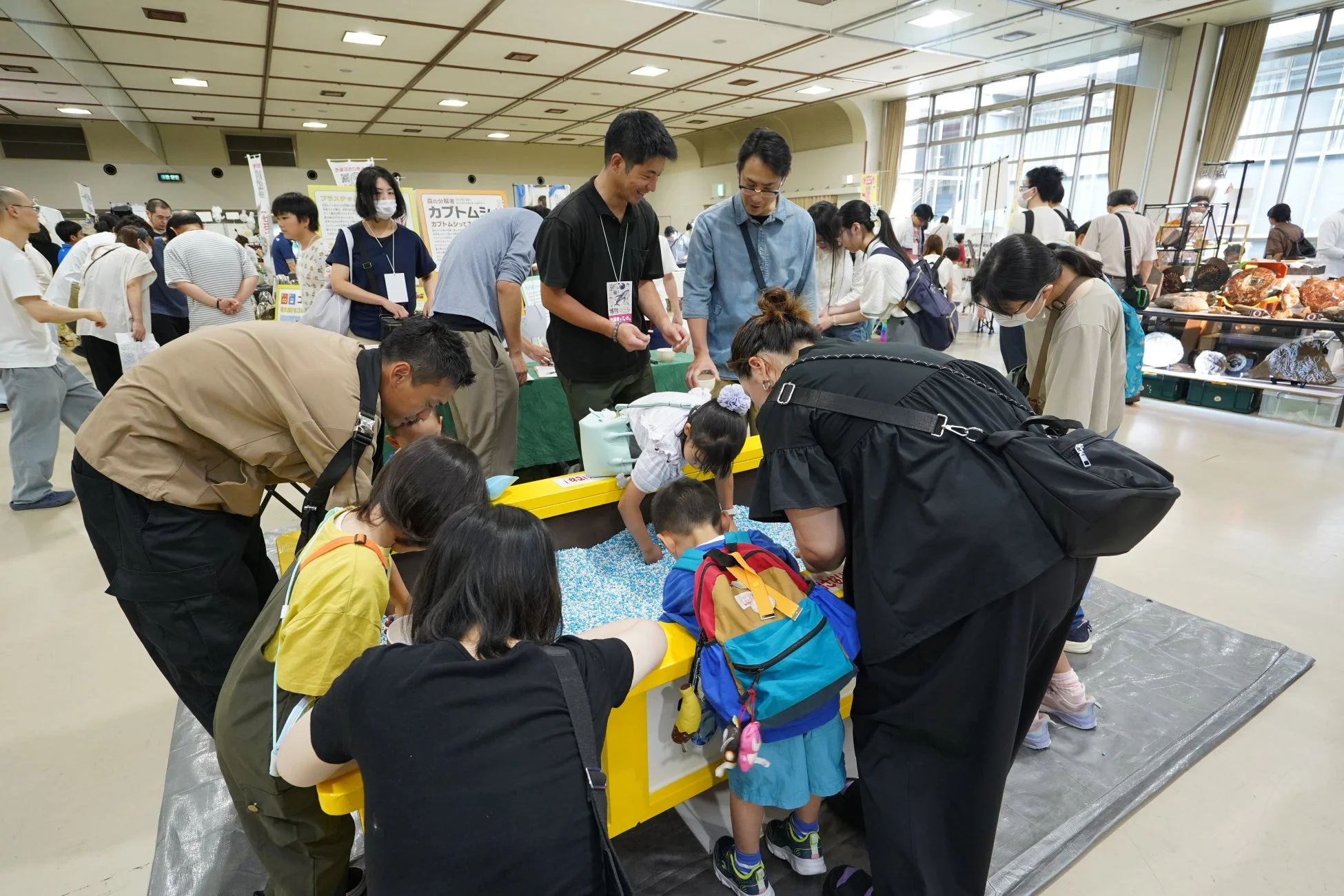 ワークショップを楽しむ人々