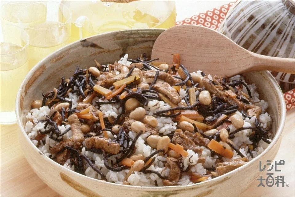 油揚げと大豆のひじきご飯