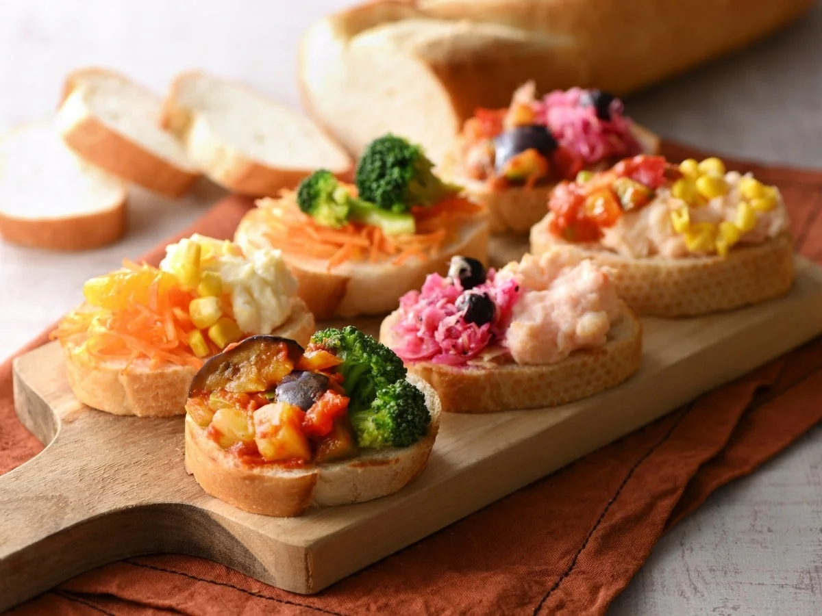 様々な具材が色鮮やかに盛り付けられたブルスケッタやカナッペ