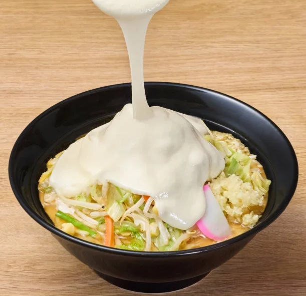 チーズソースがかかるラーメン