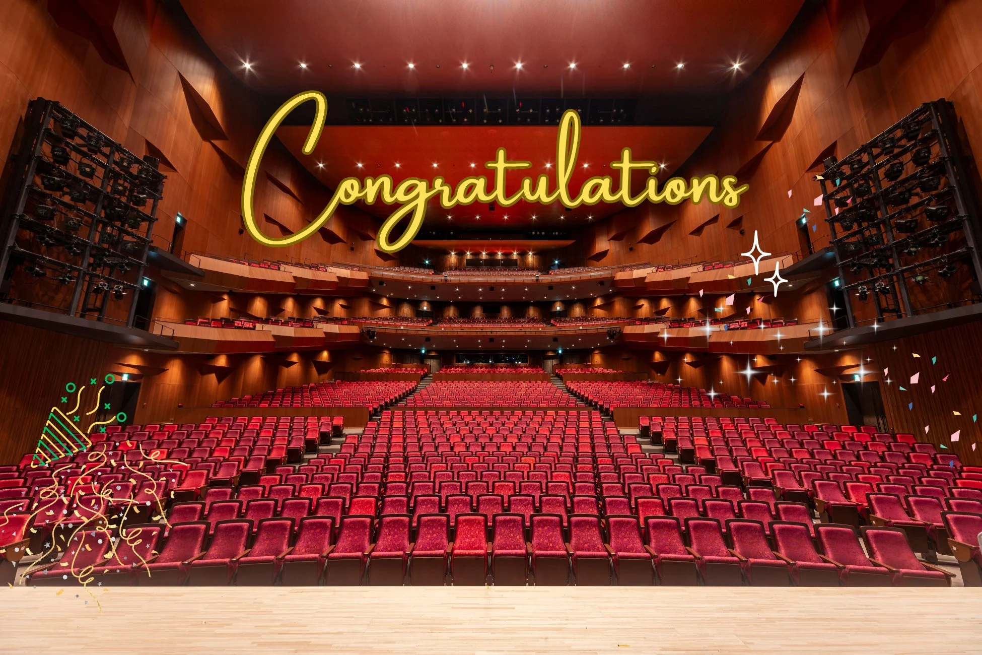 コンサートホールのステージに「Congratulations」の文字と紙吹雪