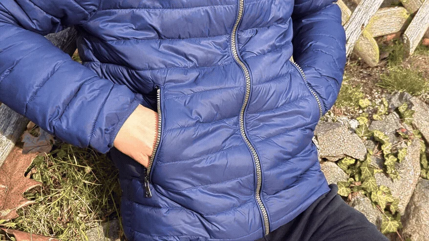 ポケットに手を入れる様子