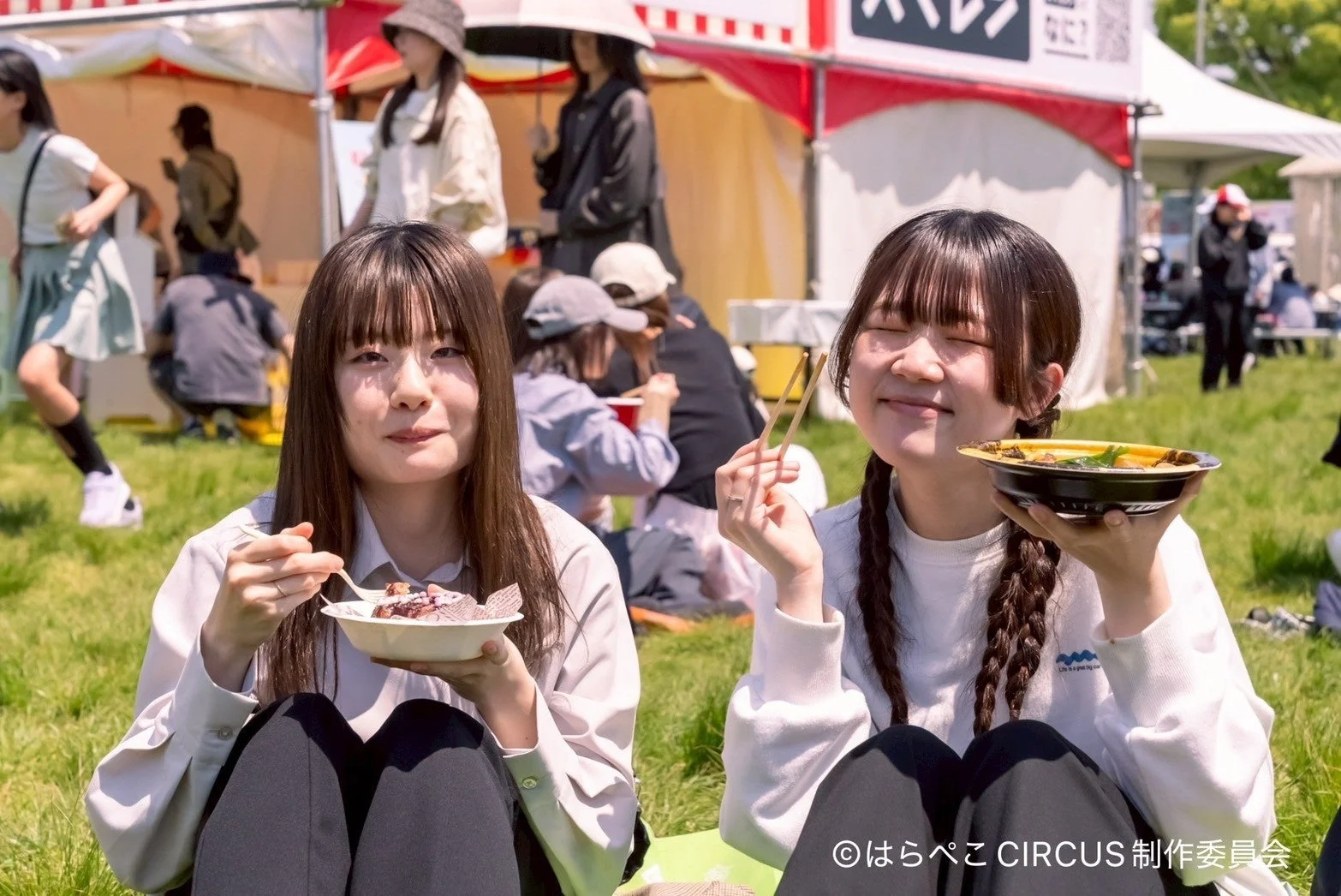 食事を楽しむ女性たち