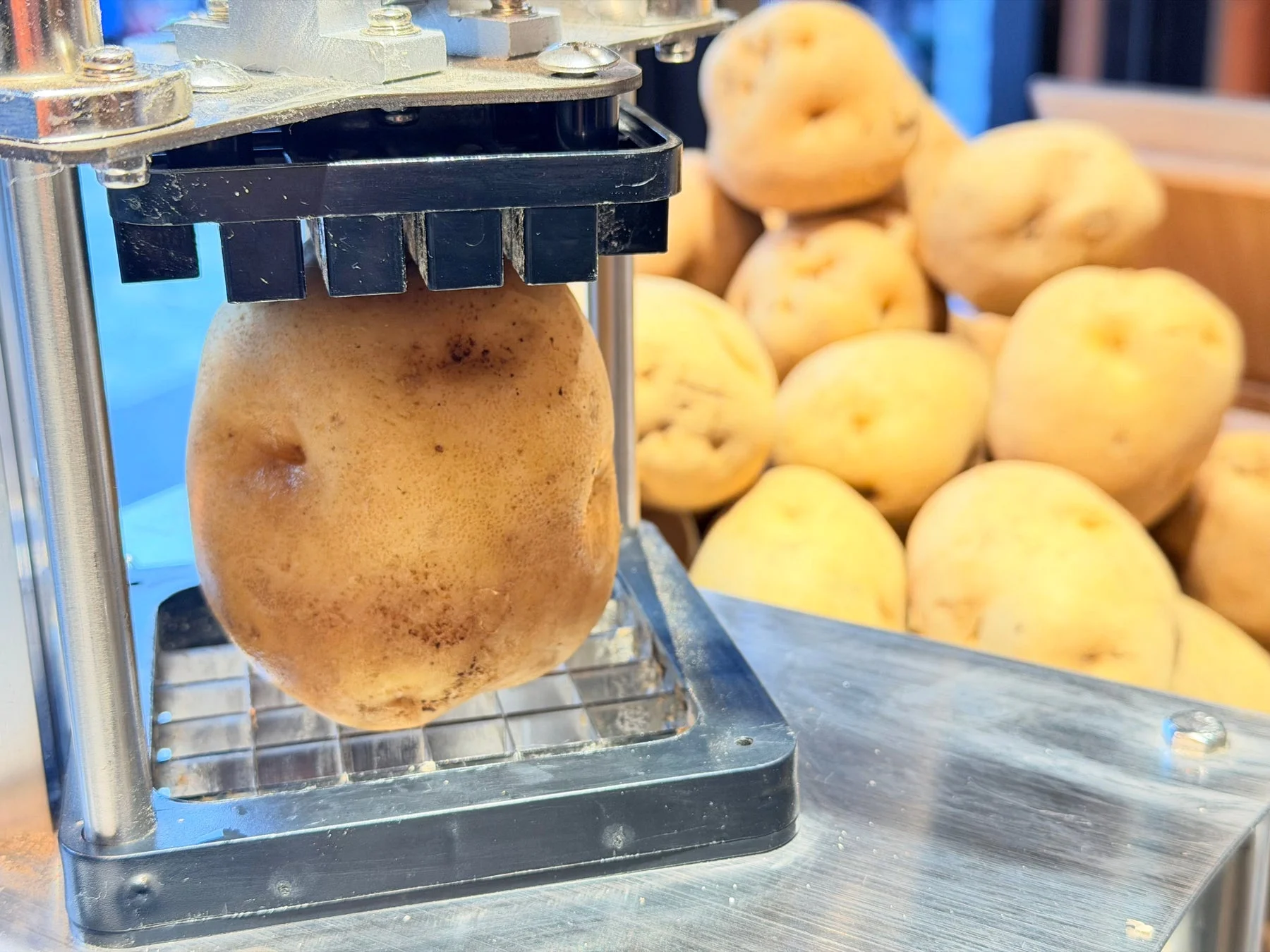 ポテトカッターにセットされたじゃがいも