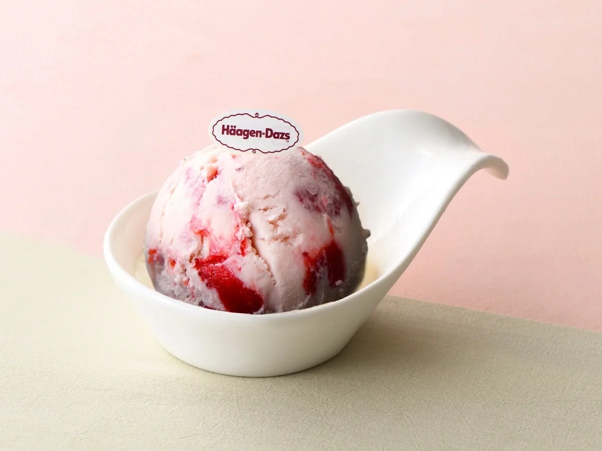 白い器に、ハーゲンダッツのストロベリーまたはベリー系の渦巻き模様のアイスクリーム