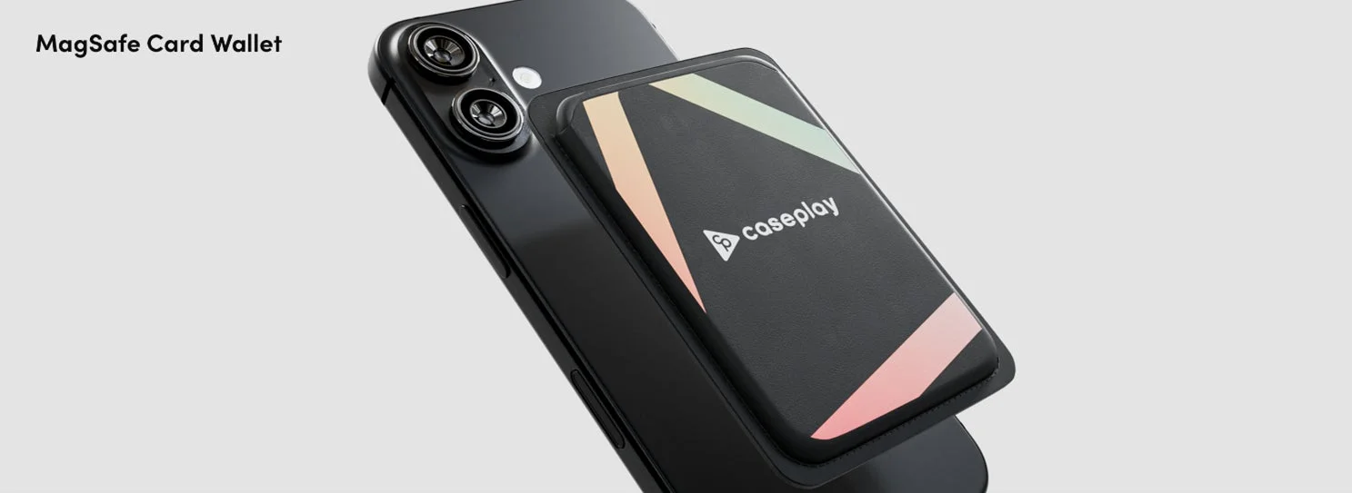黒いiPhoneの背面に、MagSafe対応のカードウォレットが装着されています。ウォレットには「caseplay」のロゴと、パステルカラーの斜めストライプデザインが施されており、洗練された印象を与えます。