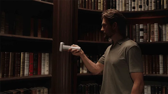 本棚をスキャンする様子