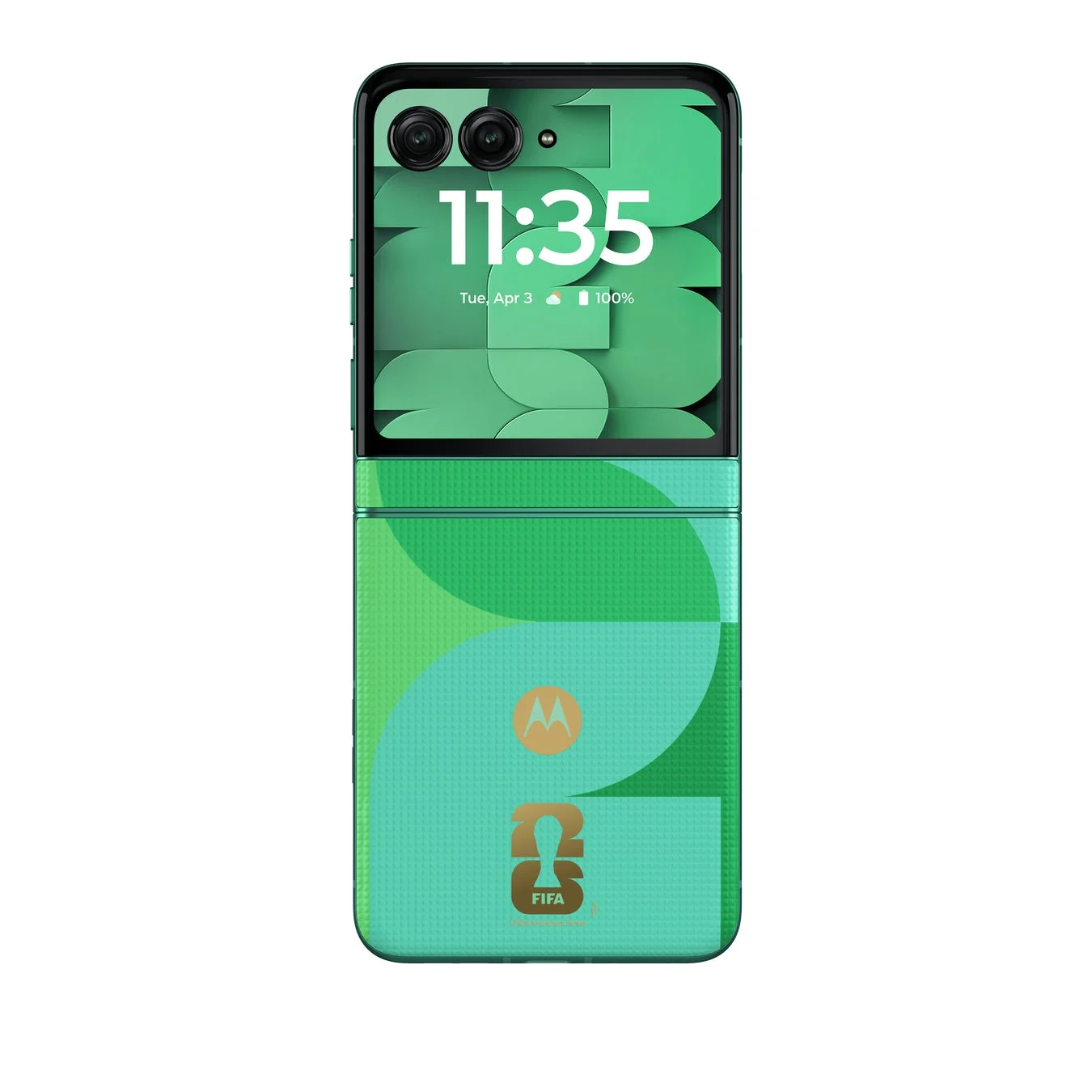 緑色のMotorola製折りたたみスマートフォンが正面から写っています。画面には時刻と日付、バッテリー残量が表示され、背面にはMotorolaとFIFAのロゴが入った特別デザインが施されています。