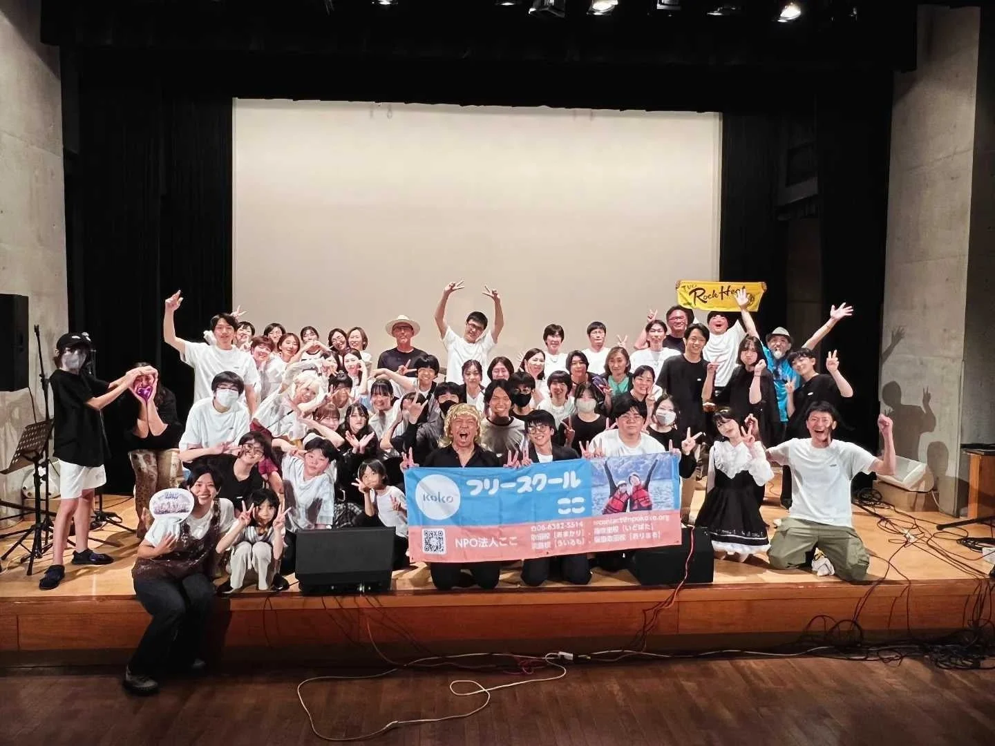 ステージ上で笑顔を見せる人々