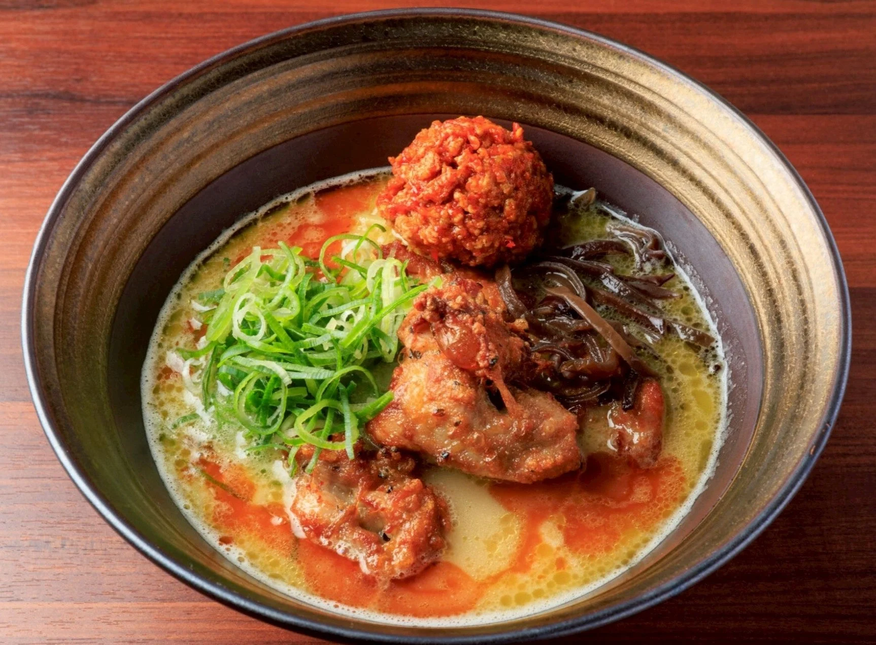 濃厚な鶏白湯スープと思われるラーメン