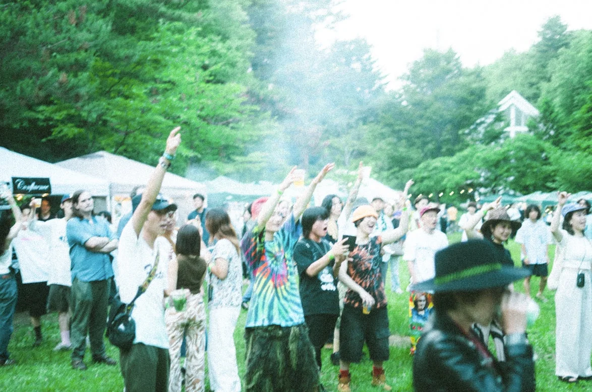 フェスを楽しむ多くの人々