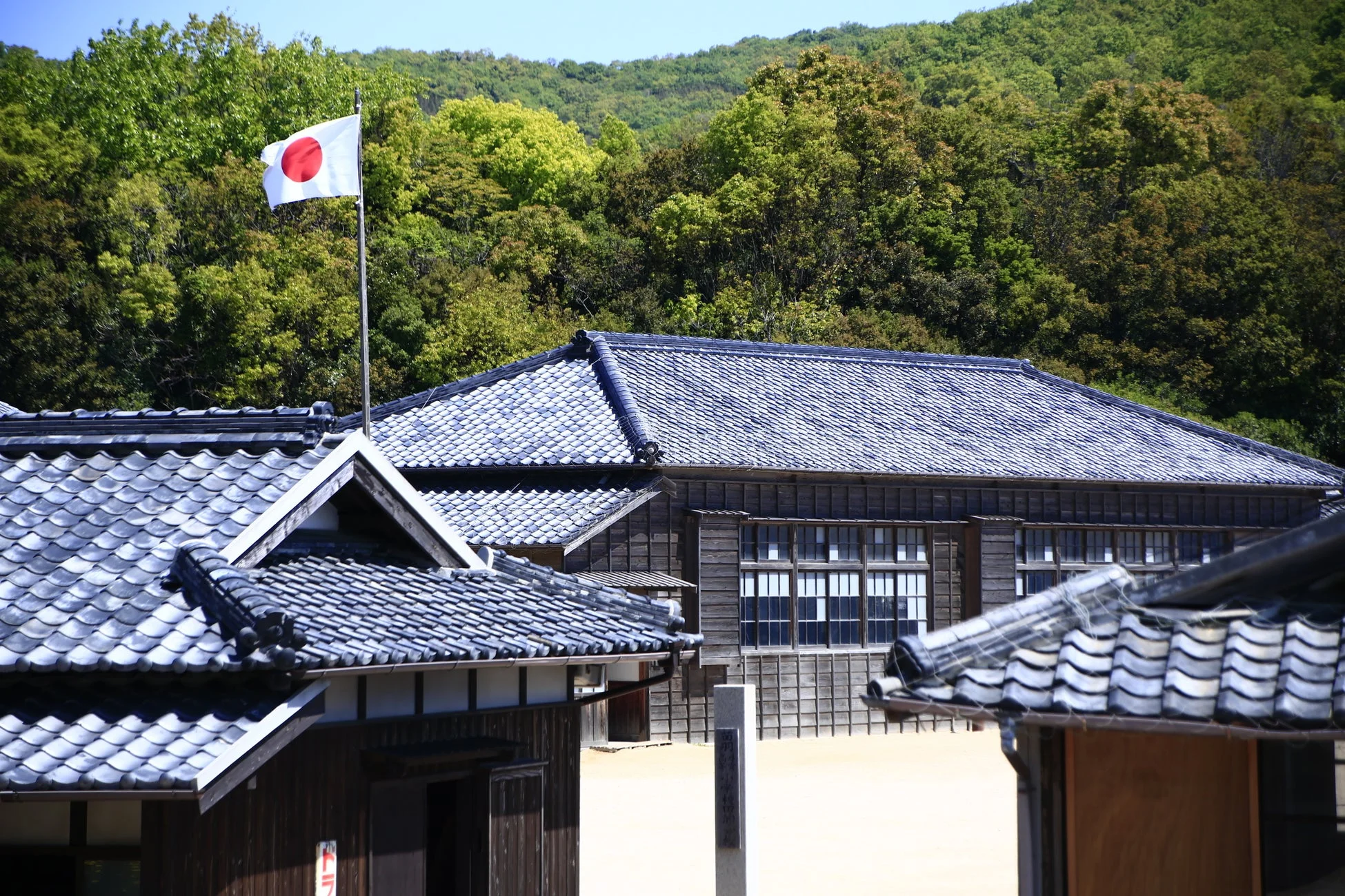 日本の国旗と伝統建築