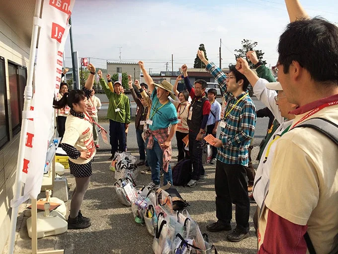 屋外で人々が集まって活動している様子