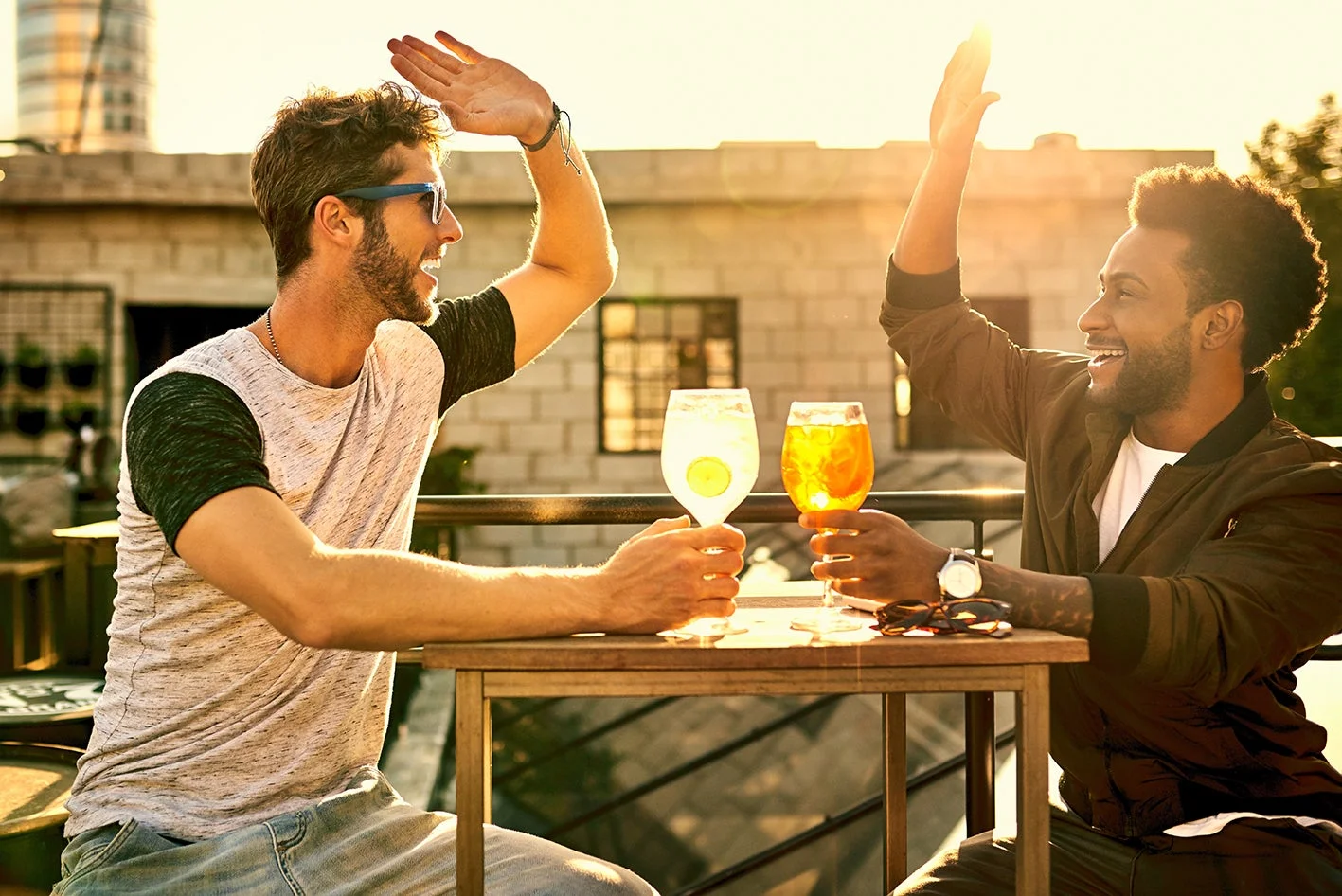 乾杯する友人たち