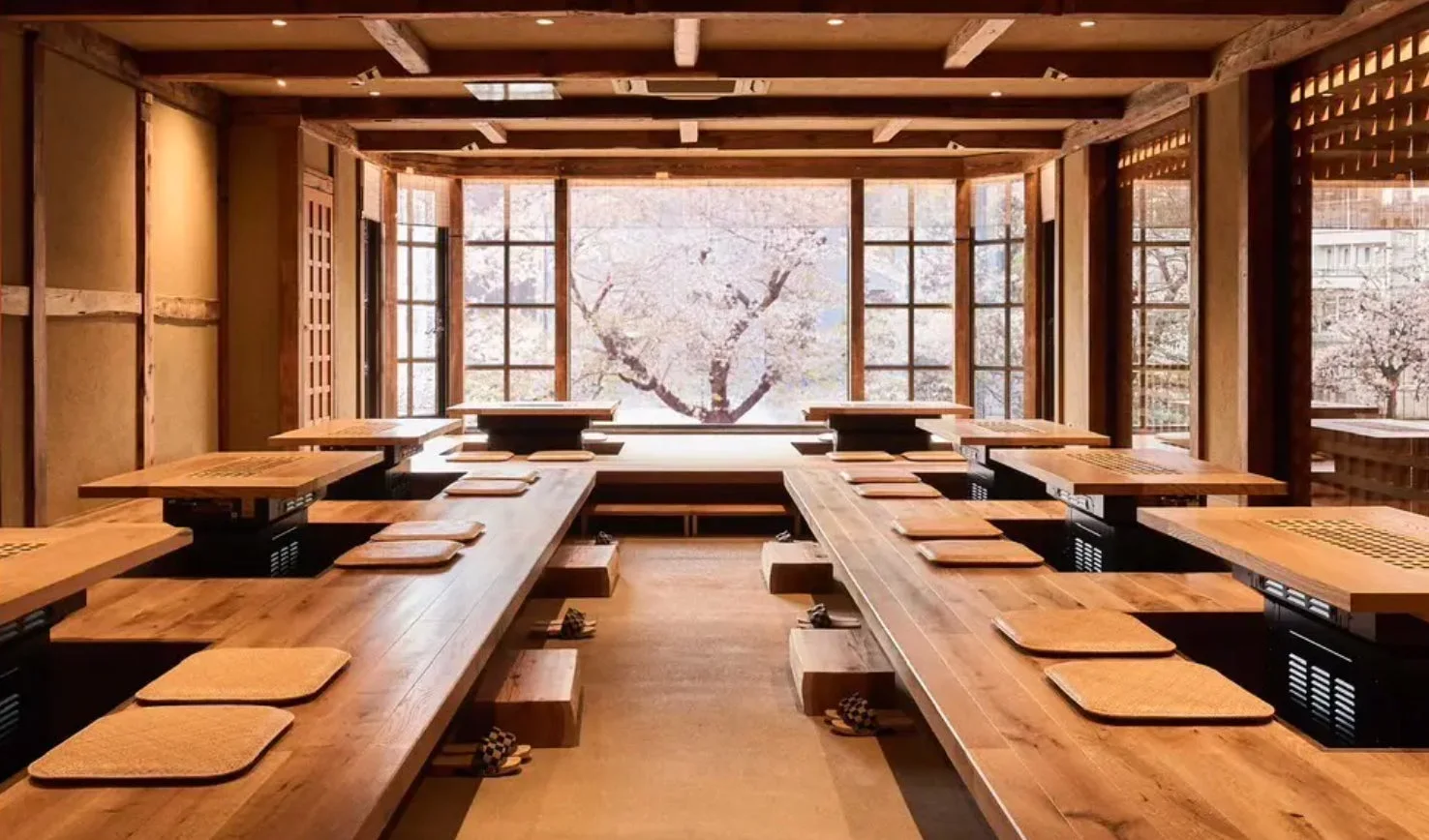 桜が見えるレストラン内装