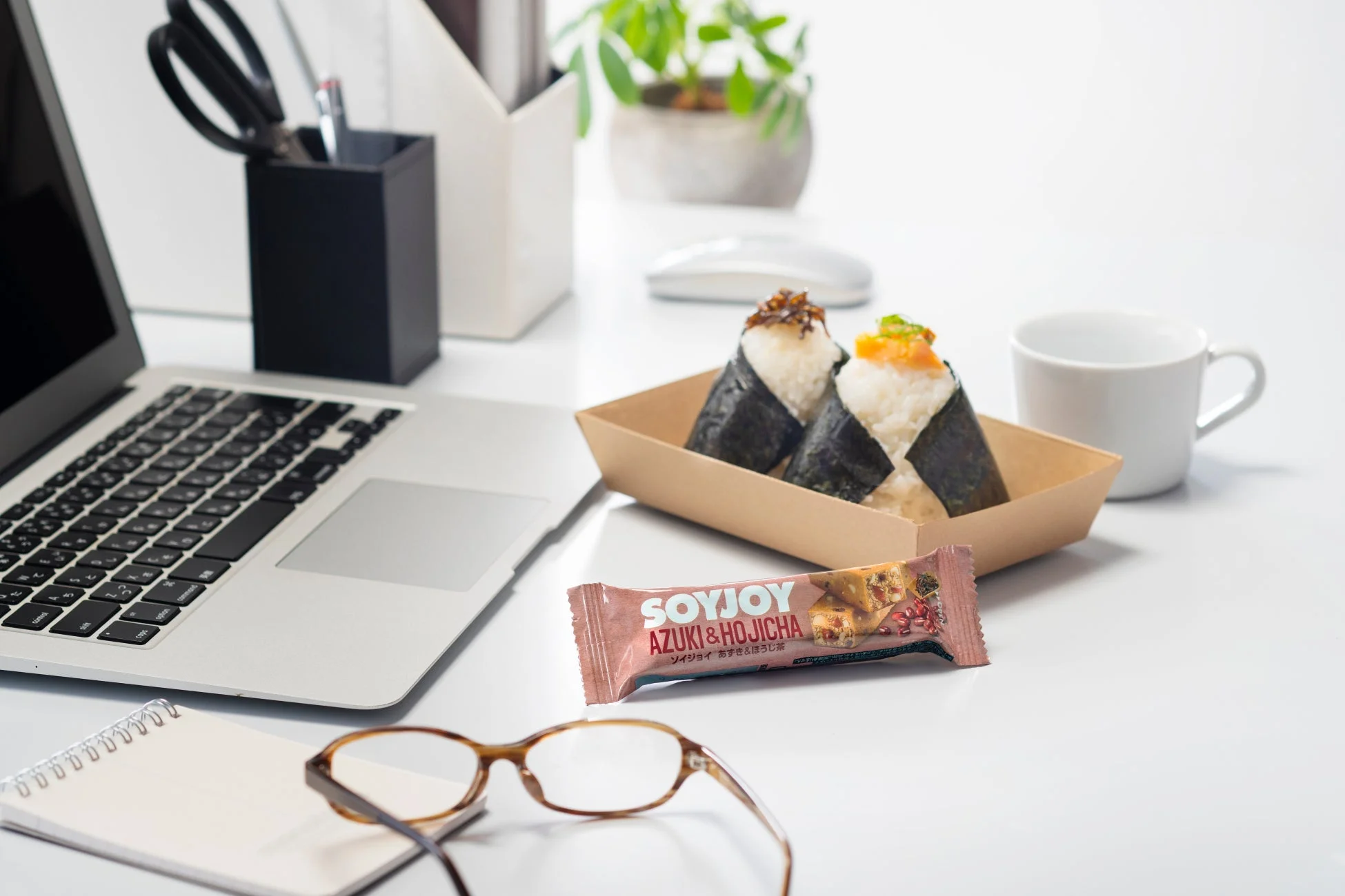 デスクでおにぎりとSOYJOY
