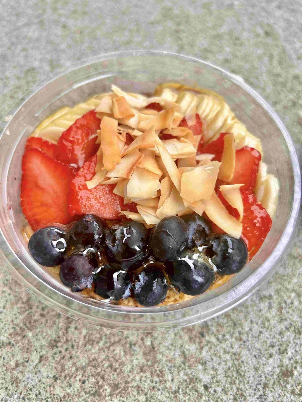 イチゴ、ブルーベリー、ココナッツフレークがトッピングされたヘルシーなフルーツボウル