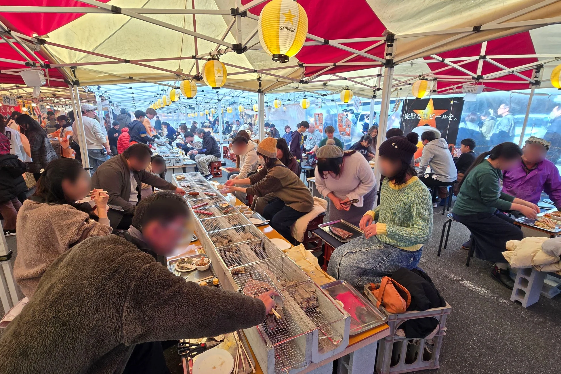 賑やかな屋外飲食の様子