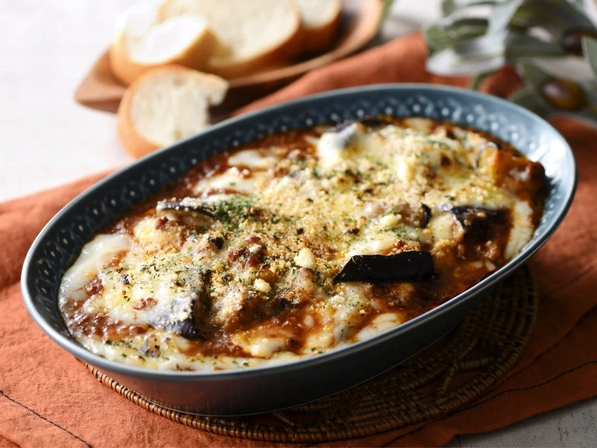 オーバル型の耐熱皿に入ったナスとひき肉のグラタン