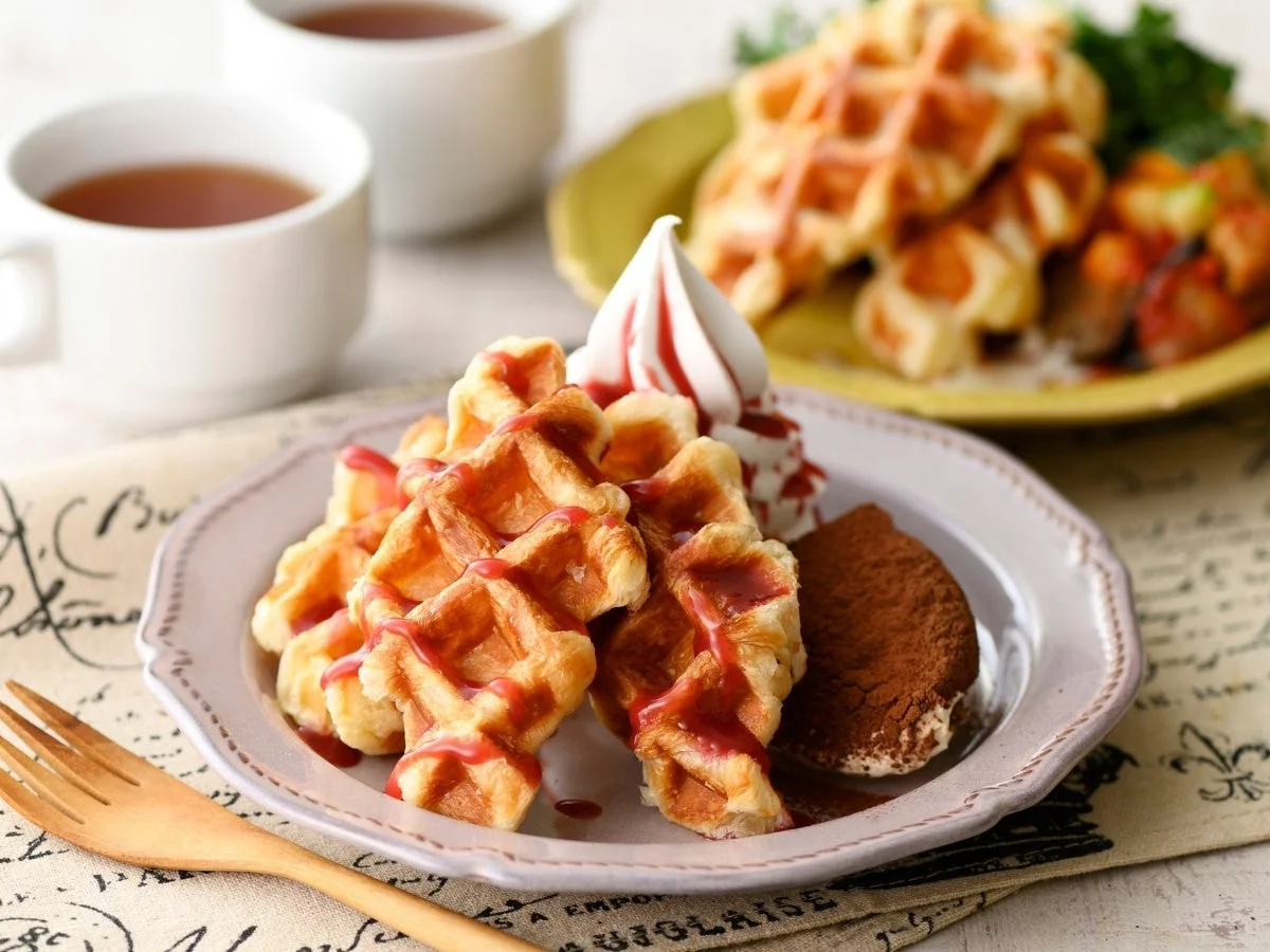 ワッフルやデザートが並んだプレート