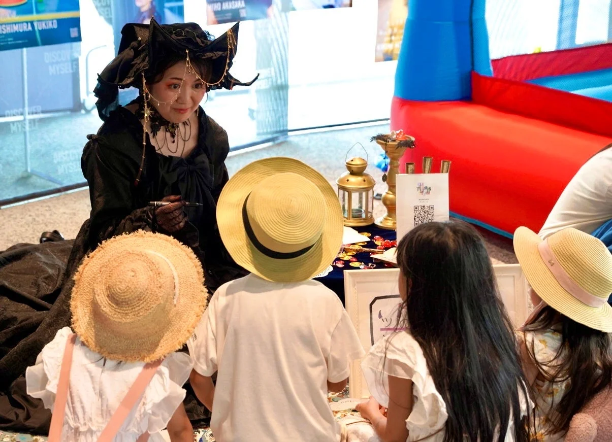 子どもたちと交流する大人