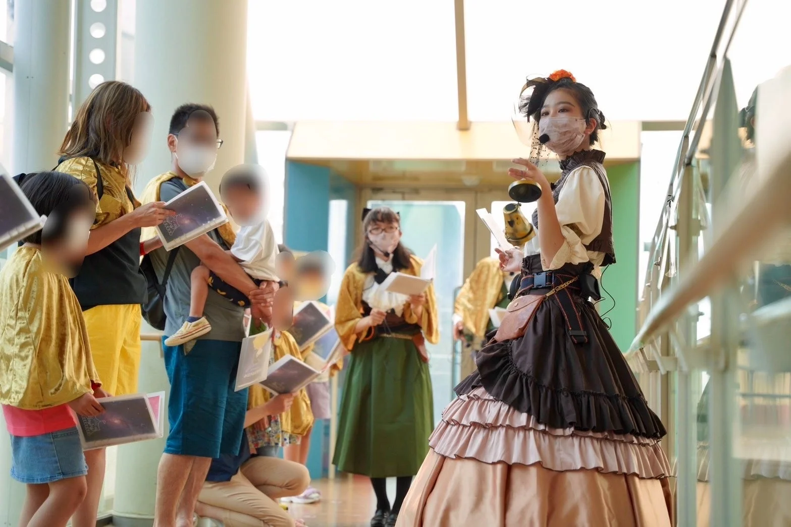 スチームパンク衣装のガイドと参加者