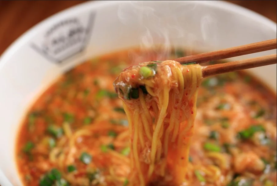 湯気を立てる熱々のラーメン