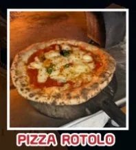 窯から取り出された熱々のピザ