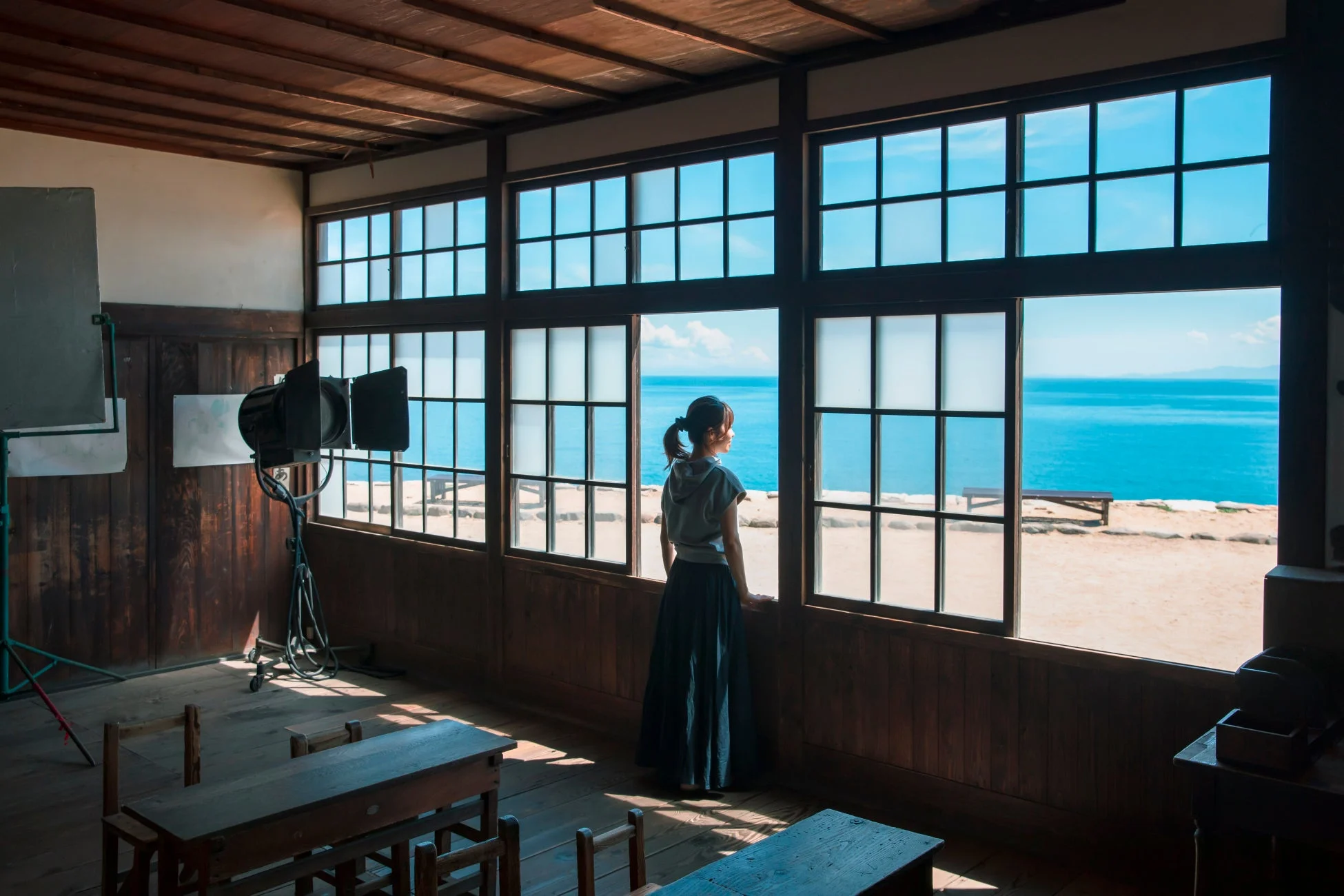 窓から海を眺める女性