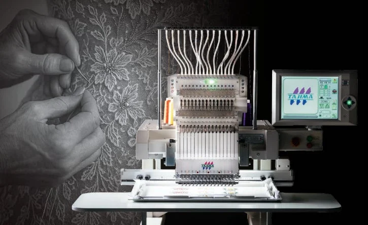 刺繍機と職人の手作業の対比