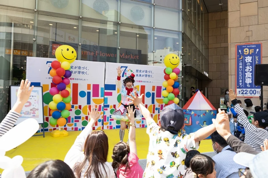 パフォーマンスを行うバルーンパフォーマーと観客