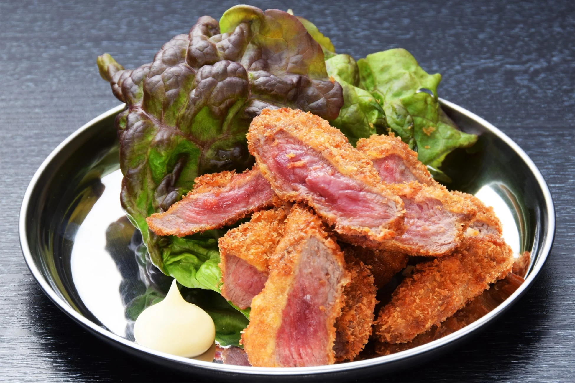 サクサクの衣と中はレアな牛肉が特徴の牛カツ