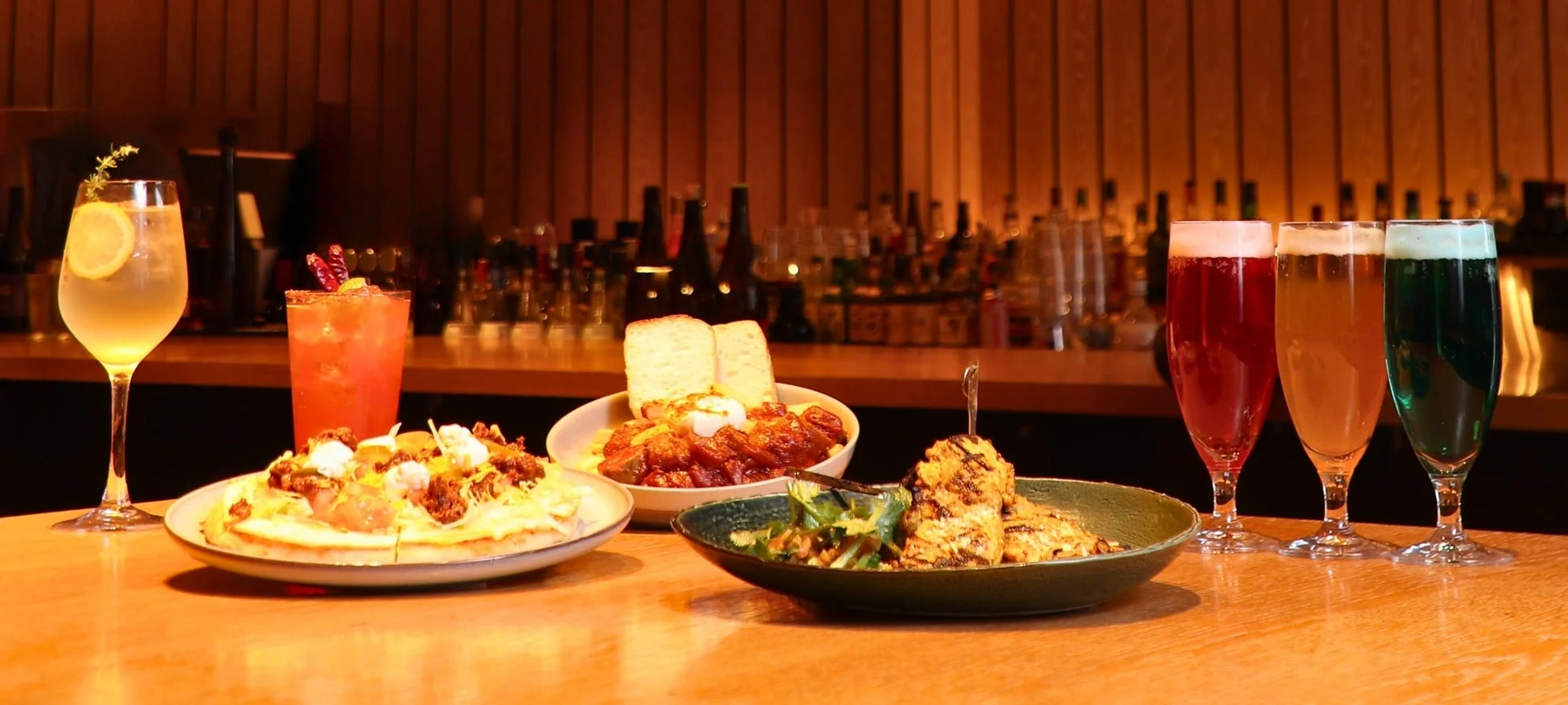 料理とドリンクが並んだテーブル