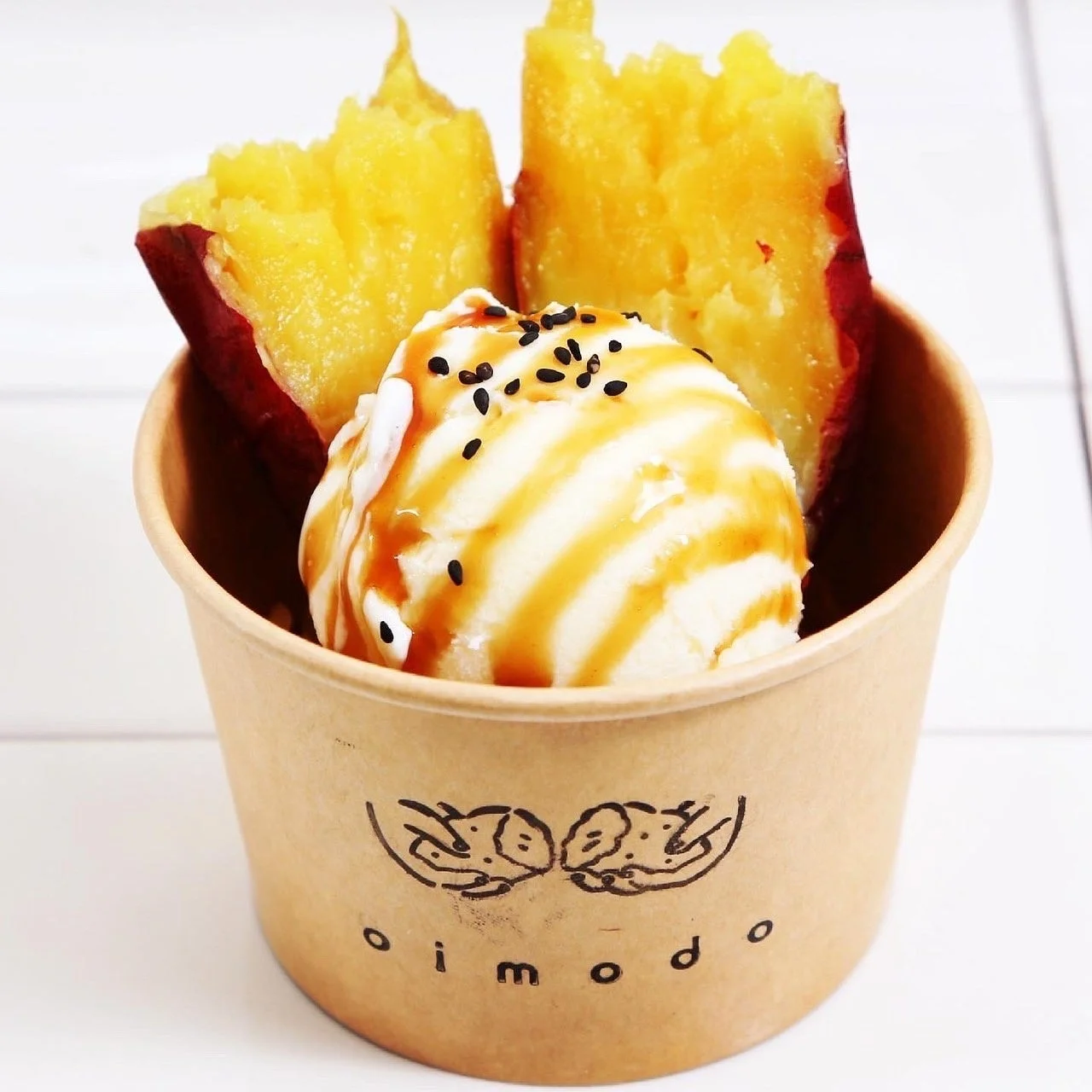 焼き芋とバニラアイスクリームのデザート
