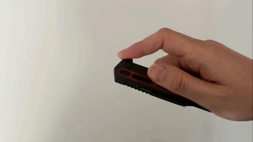 指でフリッパーを操作する