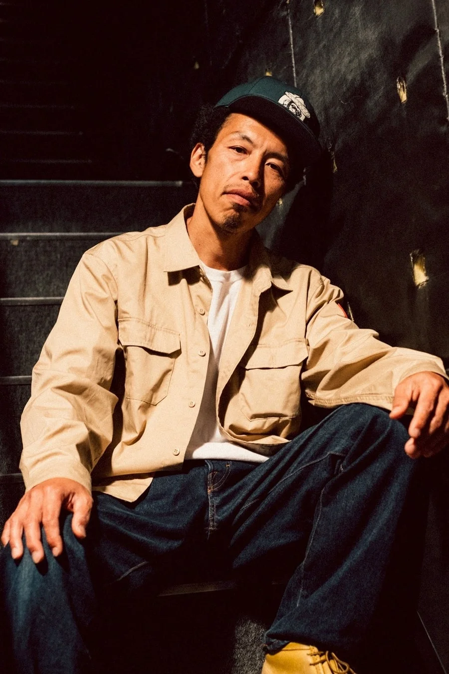 階段に座る男性のポートレート