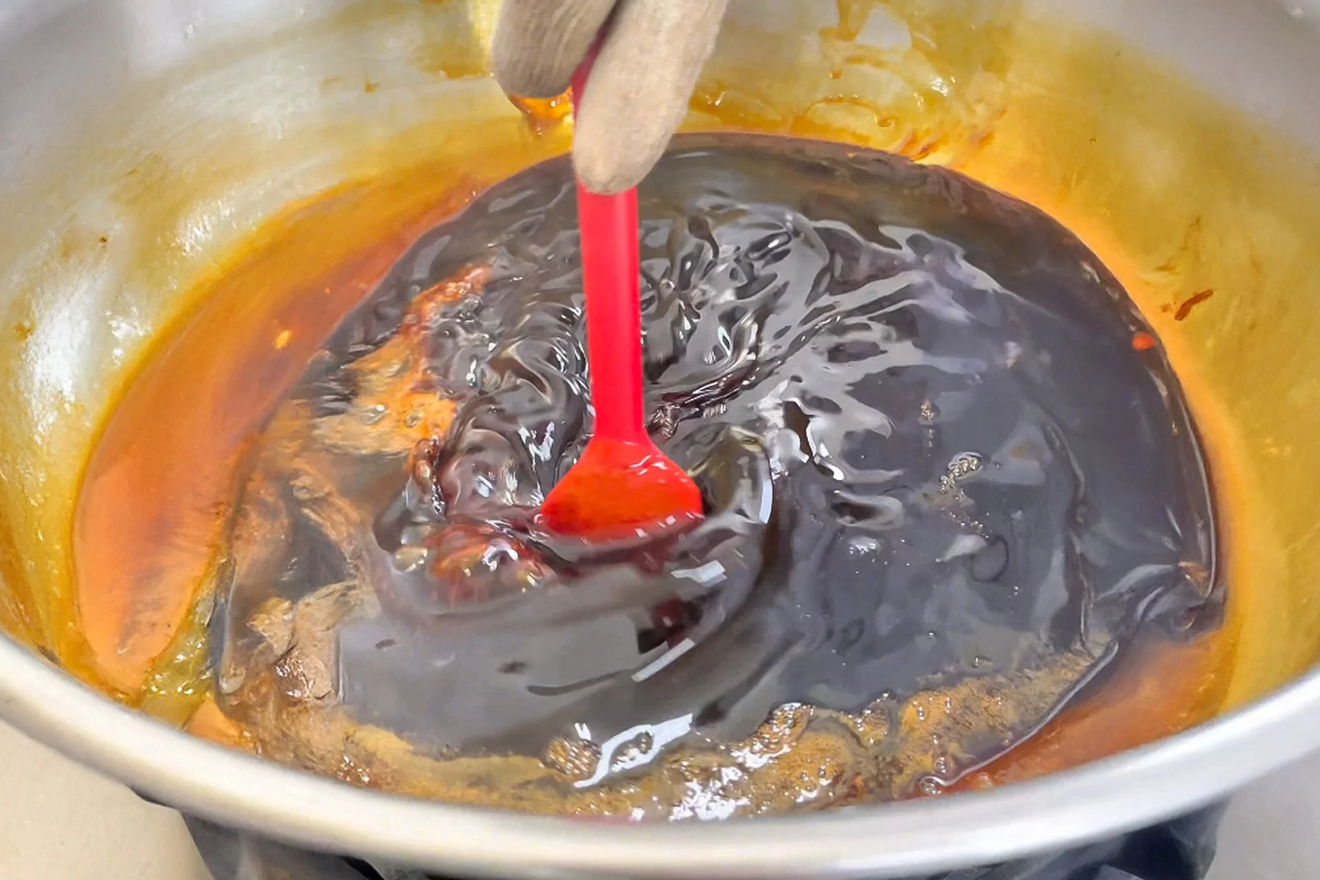 鍋でカラメルをかき混ぜる様子