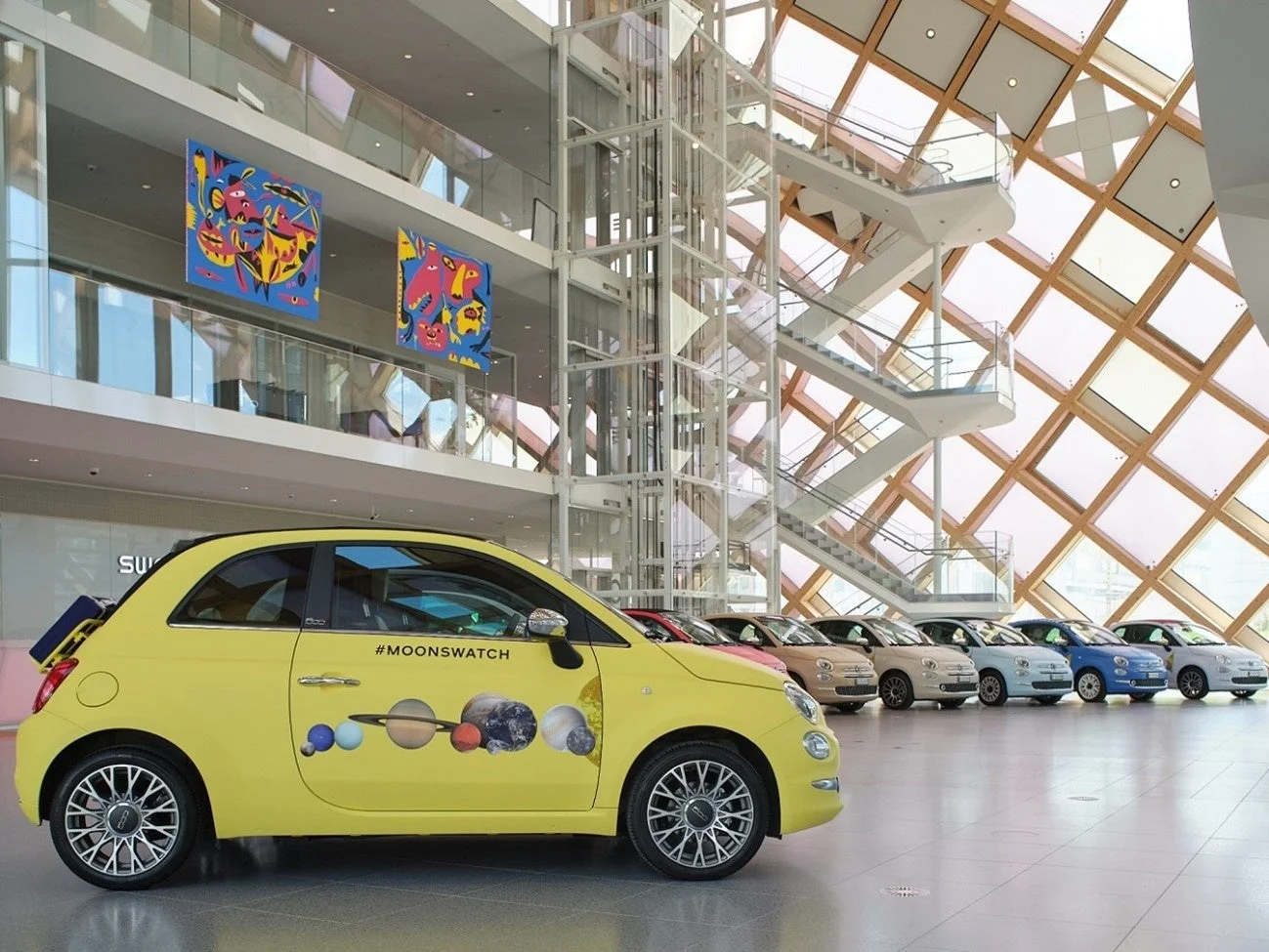 FIAT 500にMoonSwatchを載せて各地を巡回