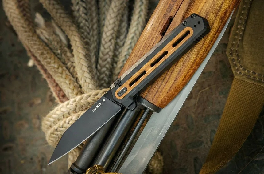 木製銃床とナイフ