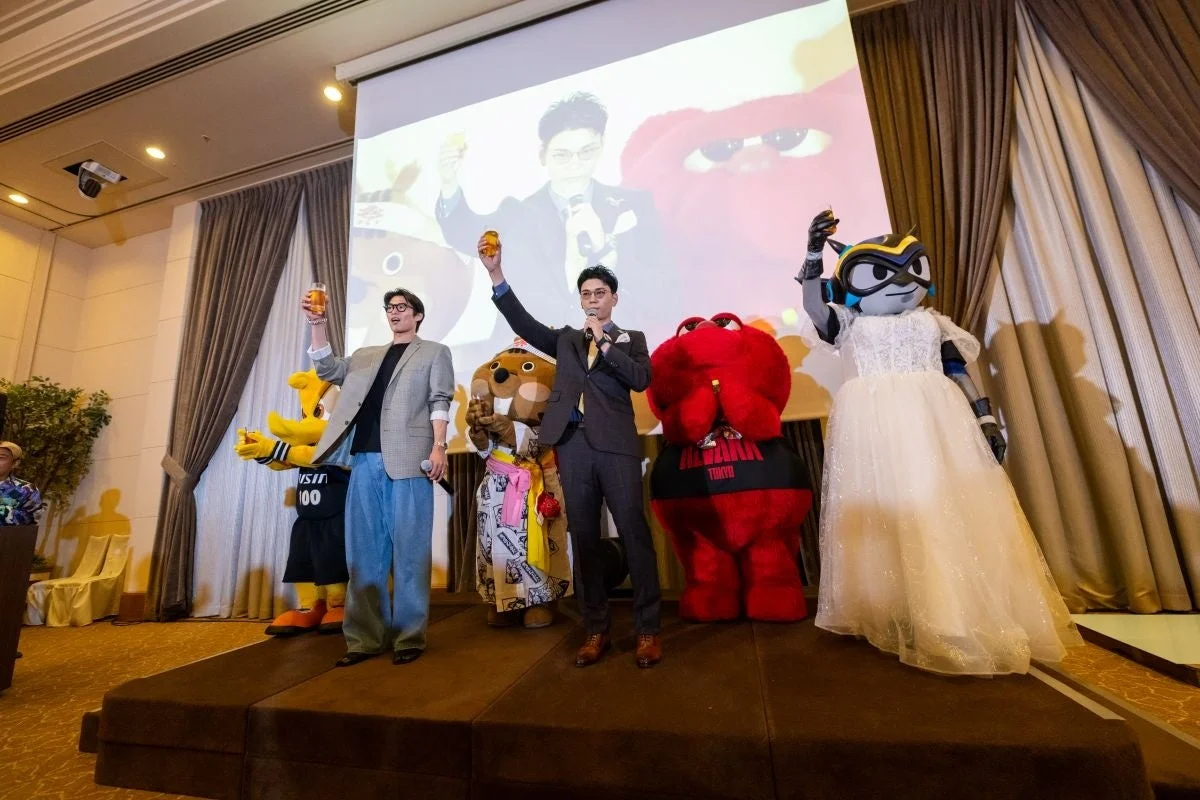 ステージで乾杯する出演者たち