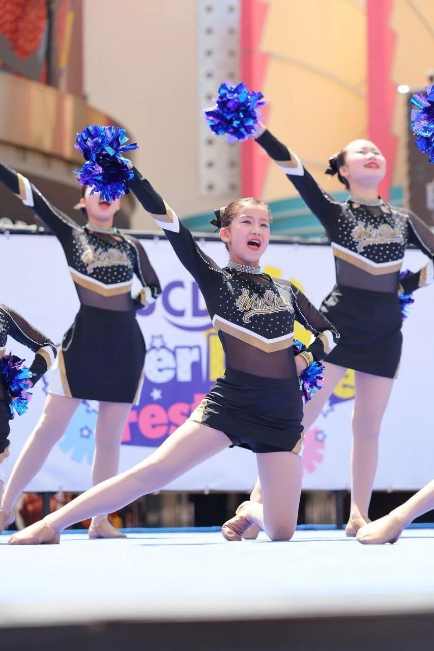 子供のチアリーダー、青いポンポン
