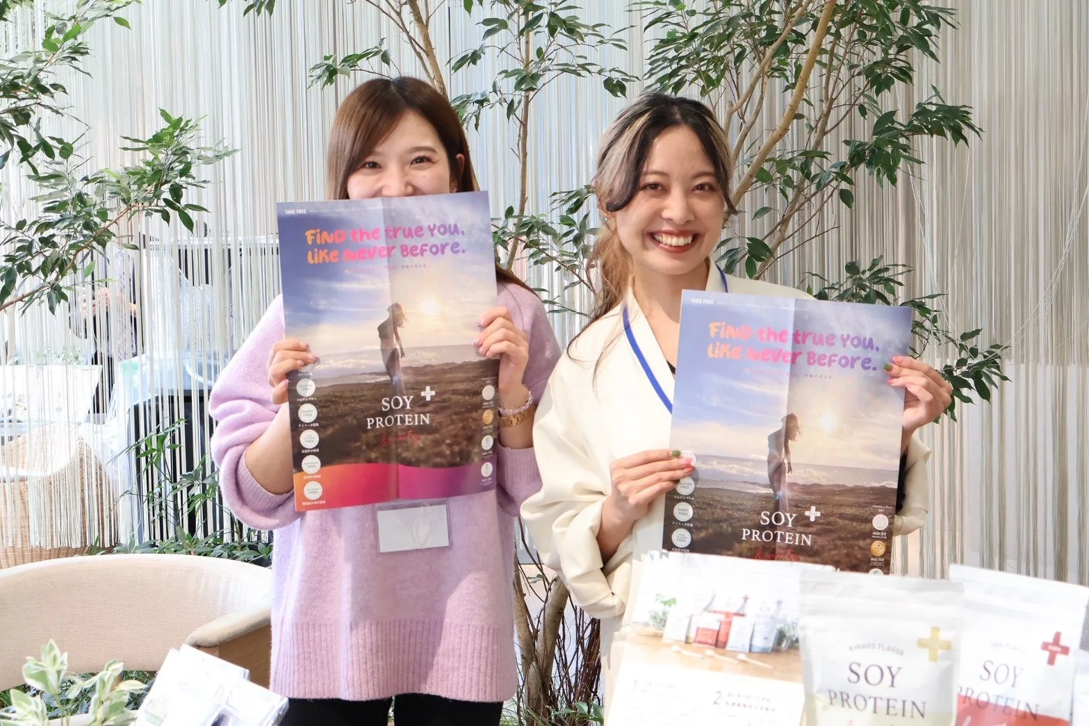 イベントブースと女性2人