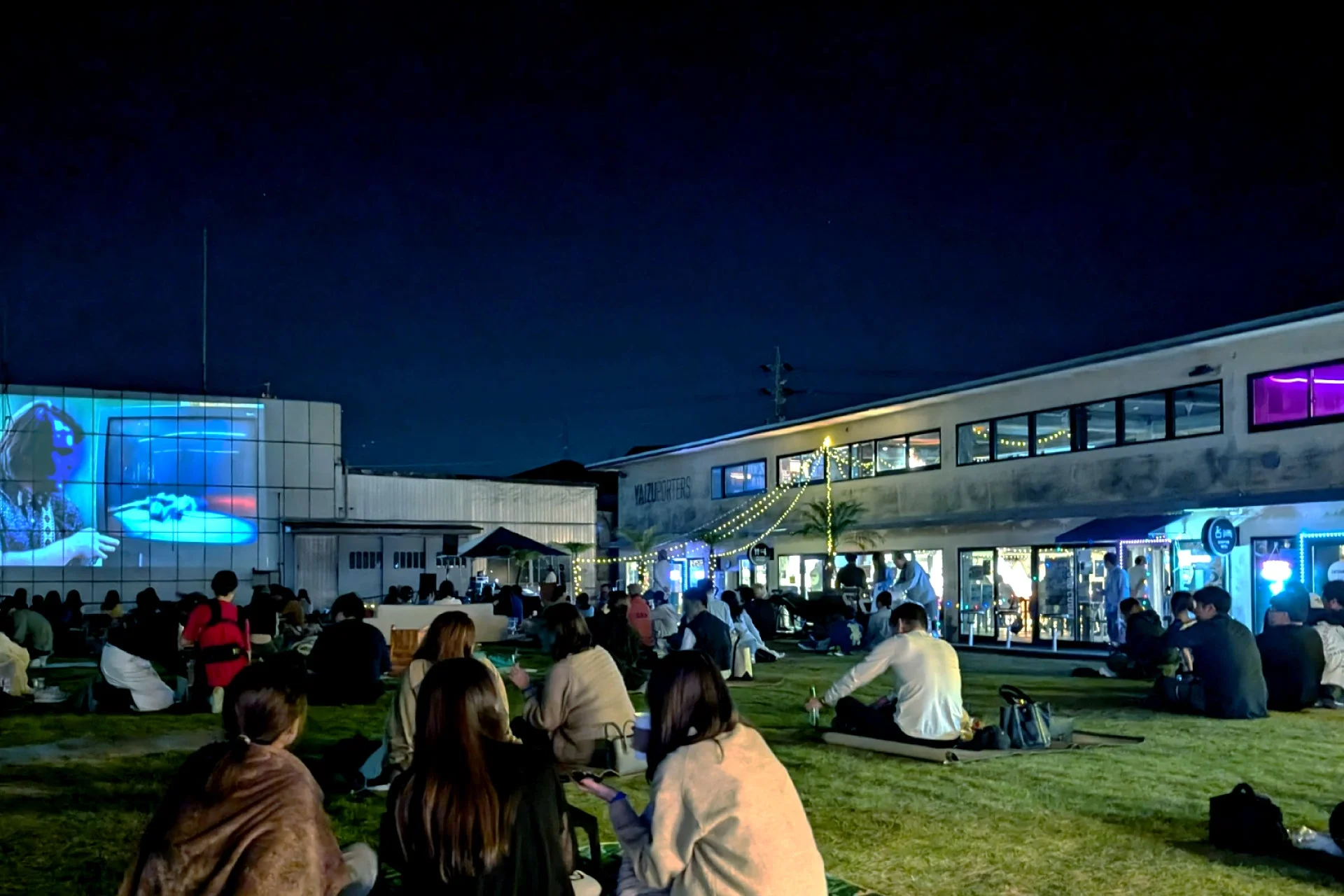 屋外映画イベントの様子