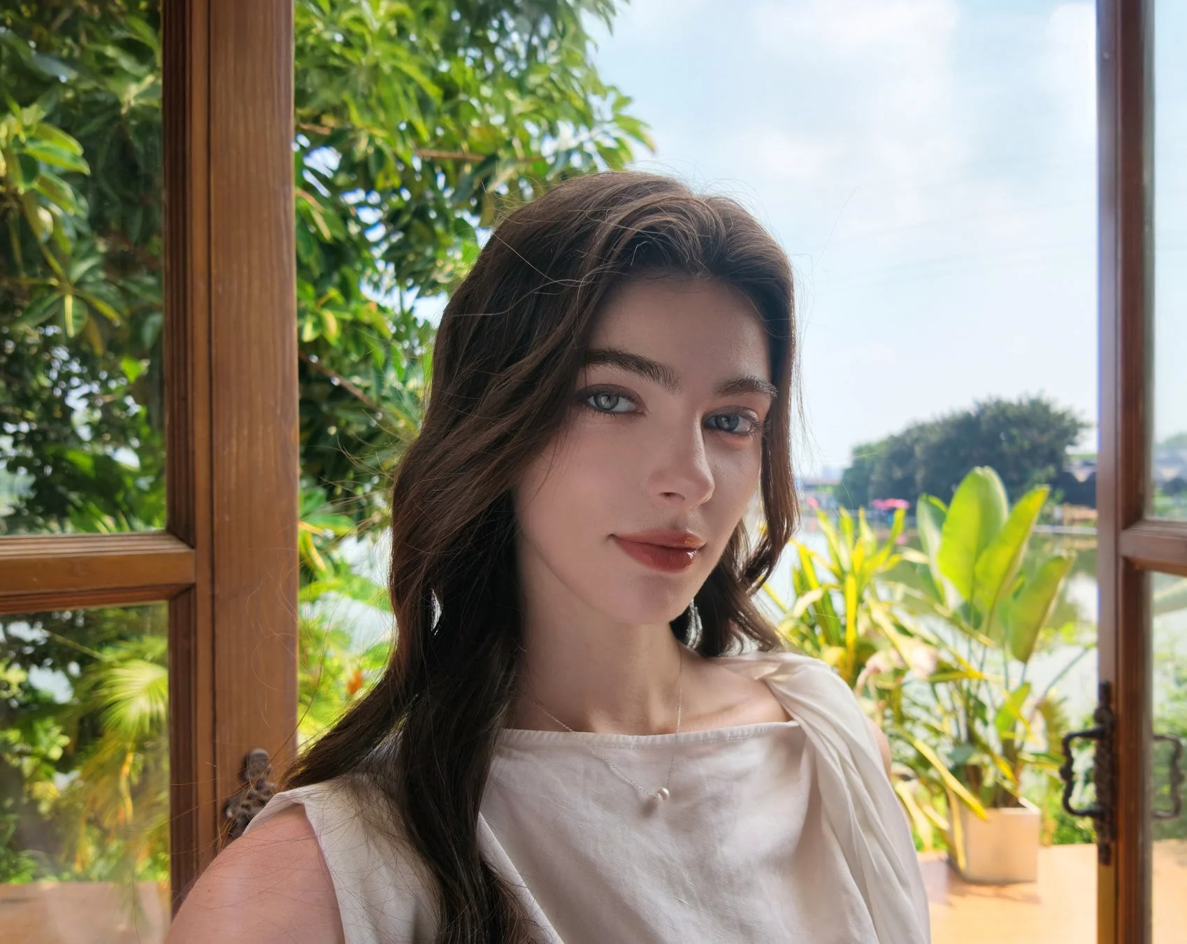 窓辺に立つ女性のポートレート