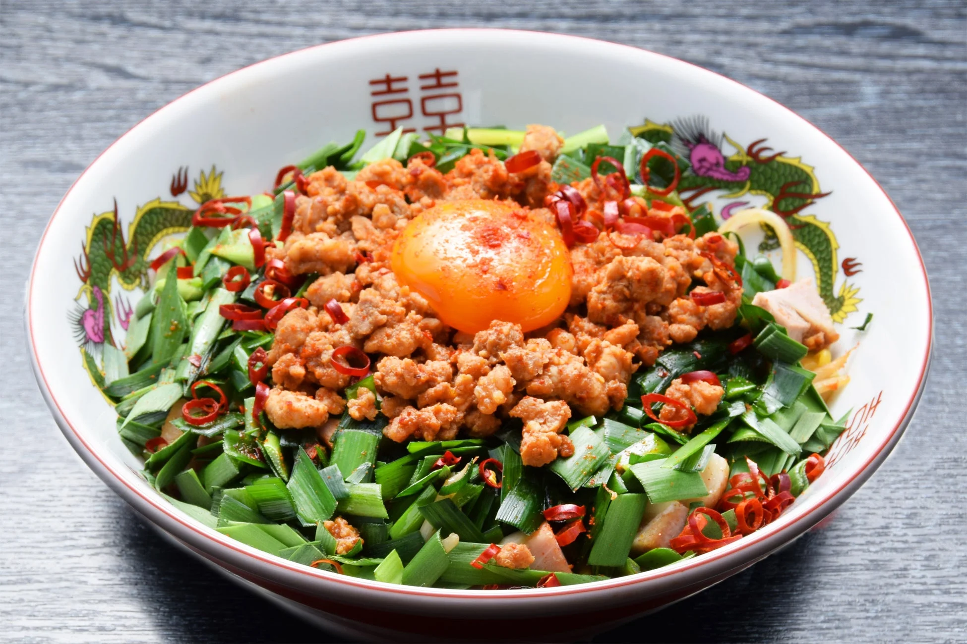 肉味噌、ニラ、卵黄、唐辛子がたっぷり乗った彩り豊かな混ぜそば