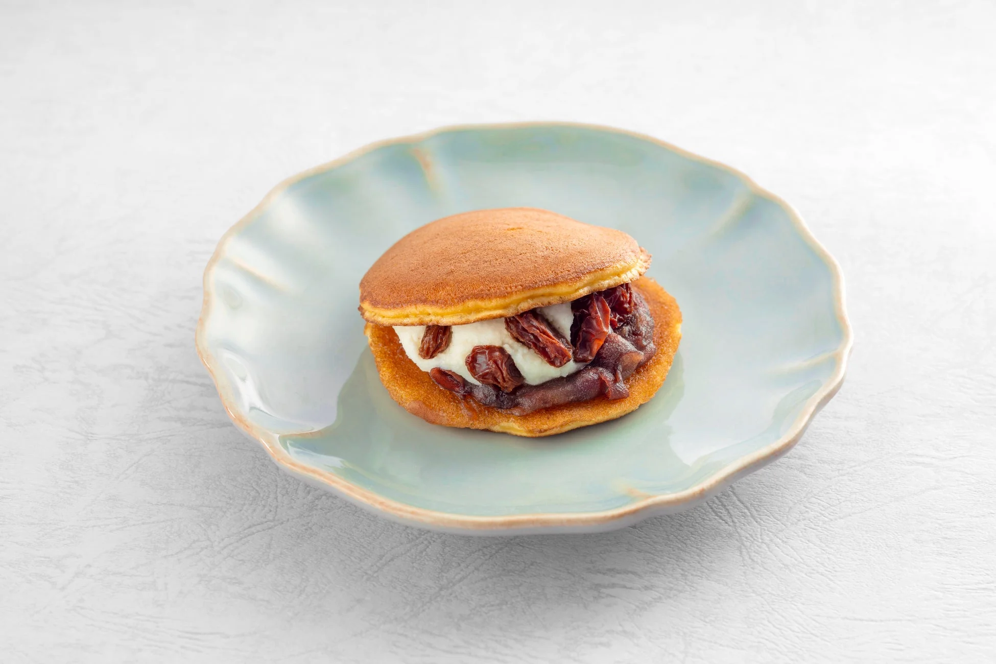 リコッタチーズとラム酒漬けレーズンのどら焼き