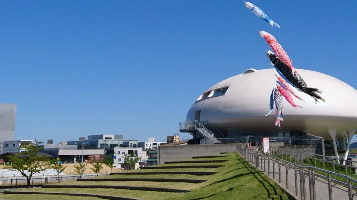 こいのぼりが泳ぐ街並み
