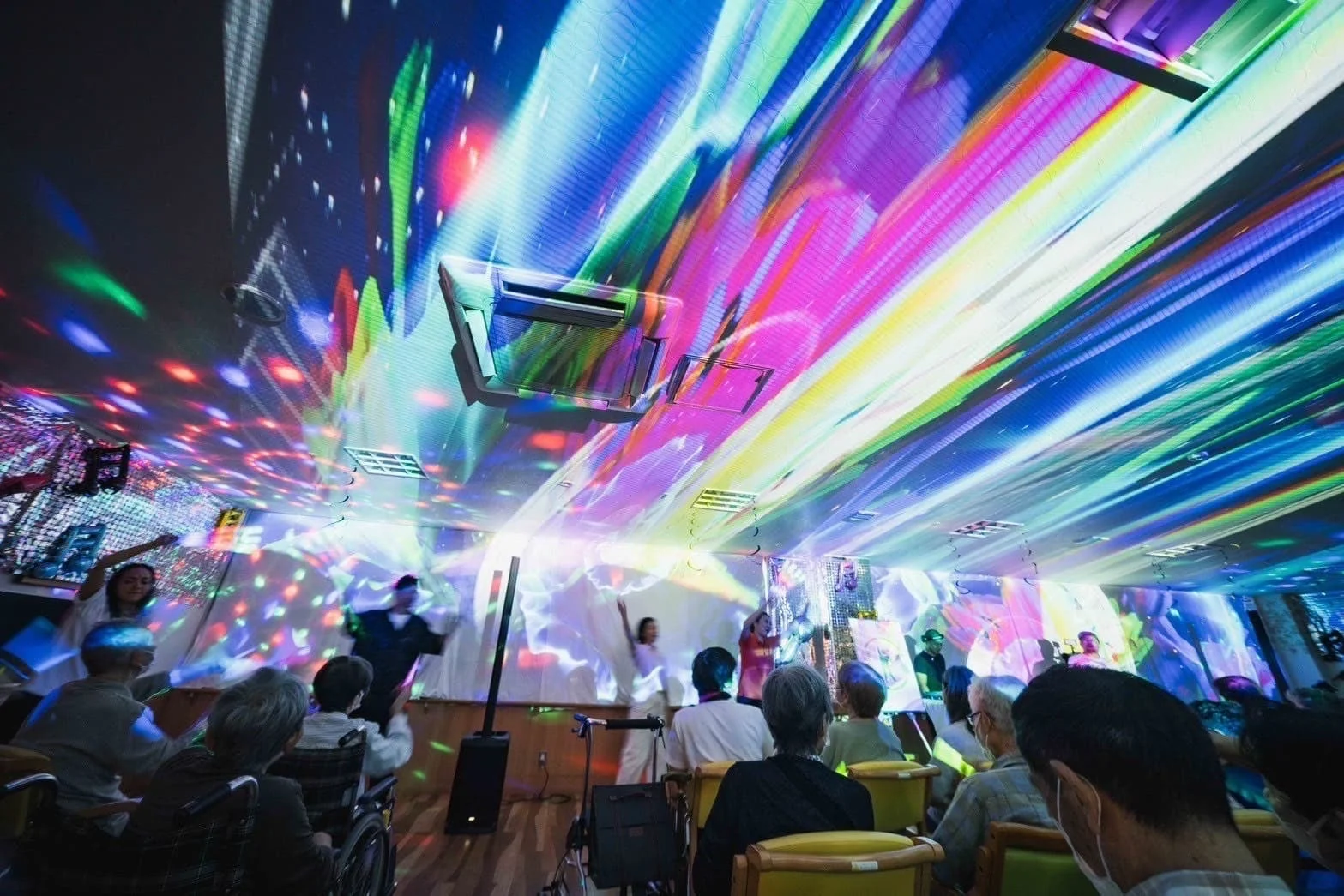 プロジェクションマッピングを楽しむ高齢者