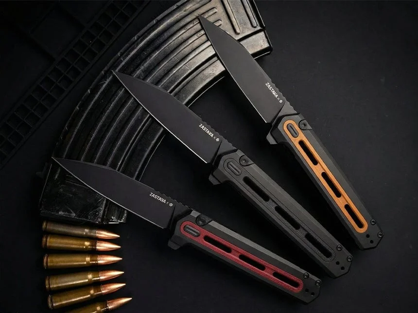 AKマガジンとナイフ複数本