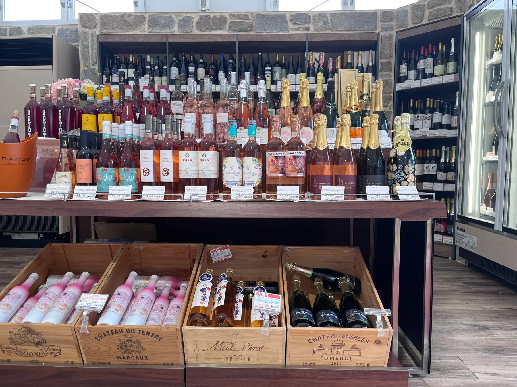 ワインが並んだ棚